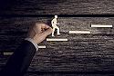 Un trabajador ha desempeñado funciones de una categoría superior a la del contrato durante varios meses. ¿Tiene derecho a reclamar el ascenso?