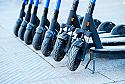 Cada vez son más los trabajadores que acuden al trabajo en patinete eléctrico. ¿Puede negarse la empresa a que entren en las instalaciones?